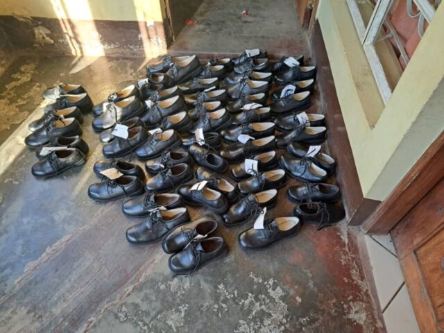 Schwarze Schuhe müssen es für die Schule sein