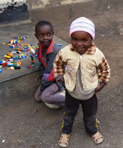 Lego spielen und eine neue Mütze