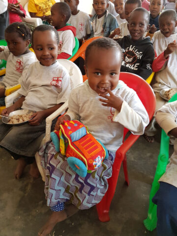 Die Kinder essen und spielen