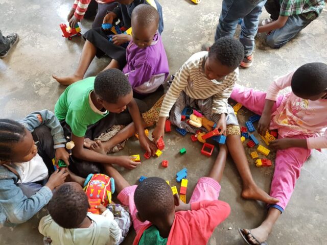 Die Kinder spielen mit den Duplo Steinen