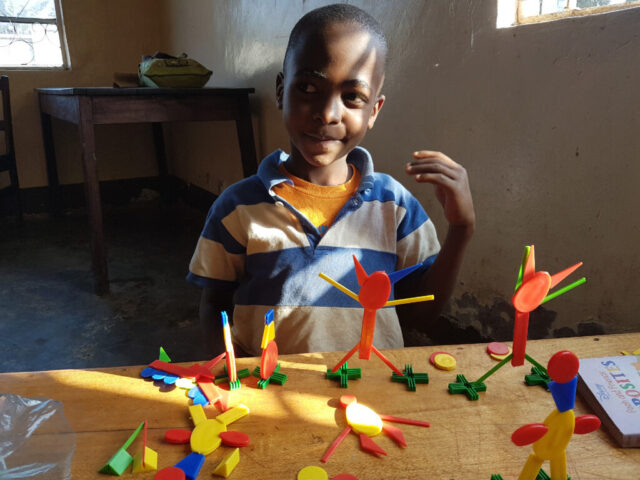 Das Kind spielt mit den verschiedensten Formen