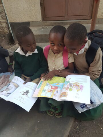 die Kindern freuen sich über die Bücher und lesen eifrig