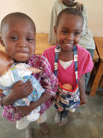 Die Kinder freuen sich sehr über die neuen Puppen