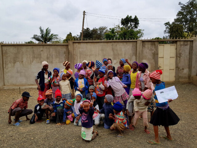 Alle Kinder tragen selbstgestrickte Mützen