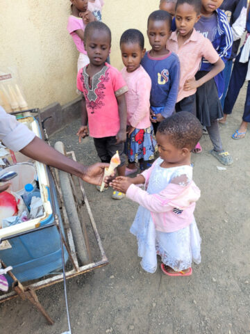 Der Eiswagen bringt einen großen Eisklumpen ins Center.