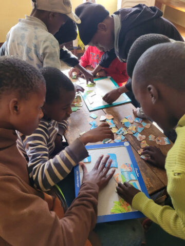 Miteinander am Puzzletisch