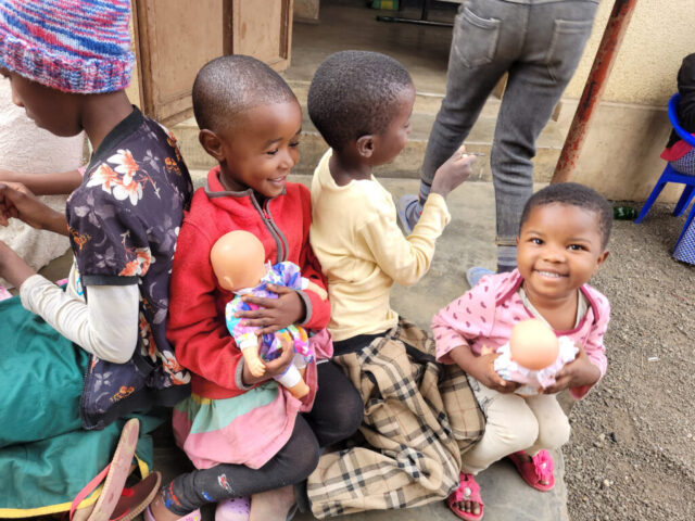 Die drei Mädchen spielen mit ihren neuen Puppen pt. 4