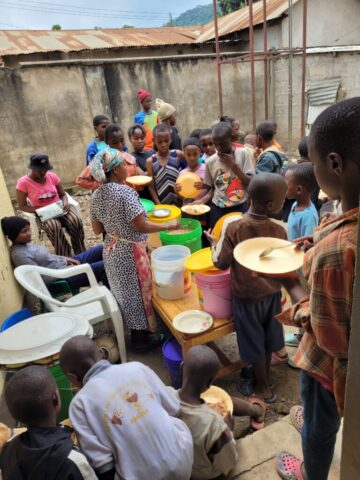 Schlange stehen für eine warme Mahlzeit
