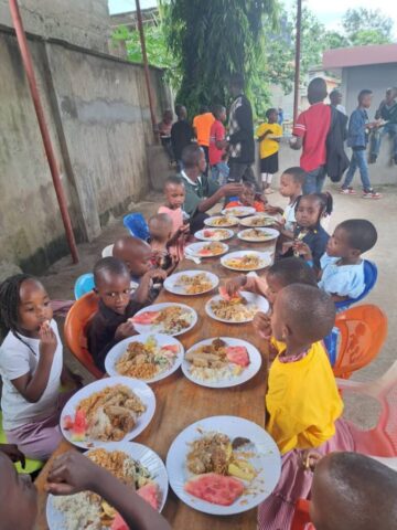 Ein neuer Essensplatz - noch fehlen Tische und Stühle für die größeren Kinder
