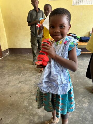 Neues Spielzeug für die Kinder wird verteilt