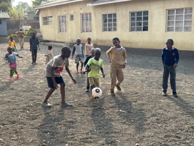 Die Kinder spielen Fußball