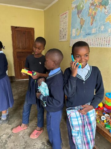 Neue Spielsachen und Kleidung entdecken