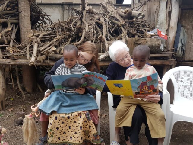 Gemeinsam lesen wir den Kindern etwas vor