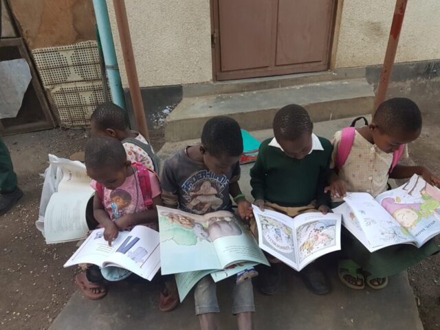 Die Kinder lesen eifrig in ihren Bücher pt. 2