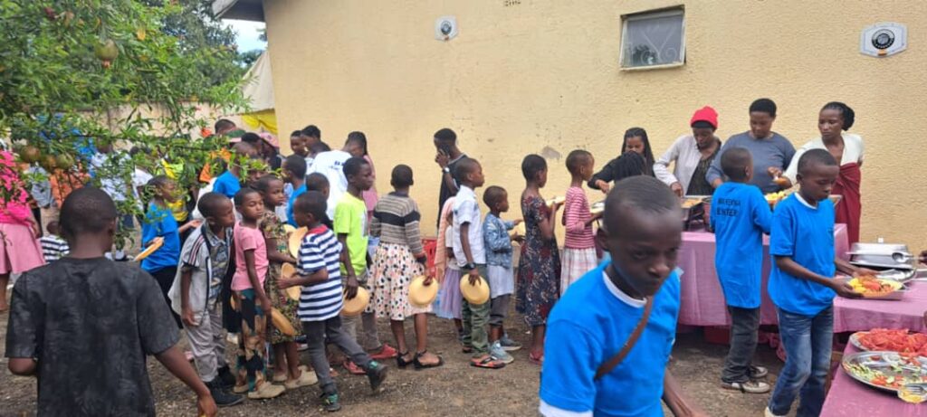 Zum Osterfest kamen Kinder und Jugendliche aus dem Center und der Nachbarschaft zusammen. Ein festliches Mahl schenkte ihnen Freude und Gemeinschaft.